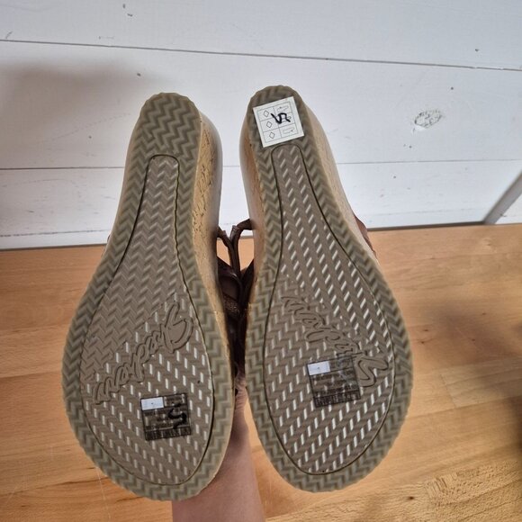 Skechers Cali Luxe Foam Womens Tan Wedge Sandals With Strappy Laser Cut Design & - Picture 3 of 4